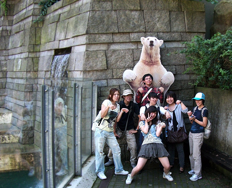 Erinnrungsfoto mit Eisbärfigur im Wuppertaler Zoo am 21. August 2010