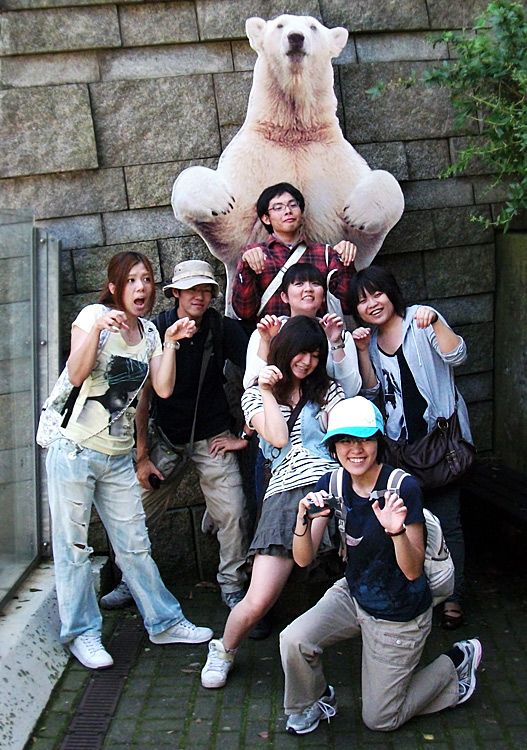 Erinnrungsfoto mit Eisbärfigur im Zoo Wuppertal am 21. August 2010