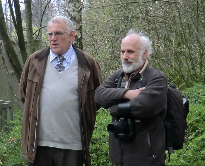 Zoodirektor Dr. Ulrich Schürer im Gespräch mit einem Besucher am 29. März 2012 im Zoo Wuppertal