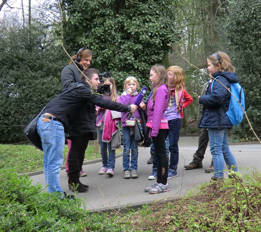 SAT 1 Fernsehen interviewte Kids am 29. März 2012 im Zoologischen Garten Wuppertal