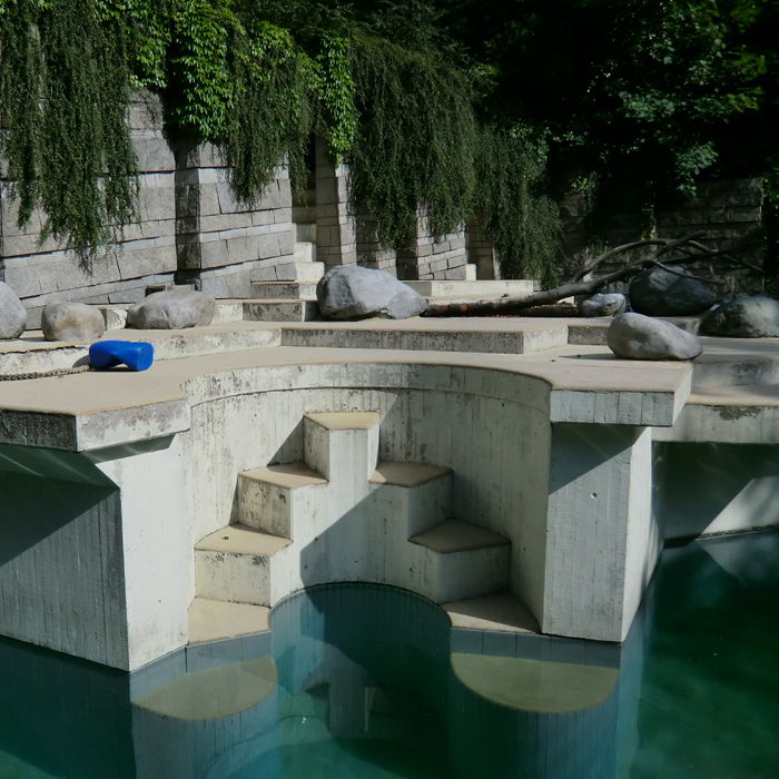 Die große Freianlage für Eisbären am 5. Juni 2012 im Wuppertaler Zoo