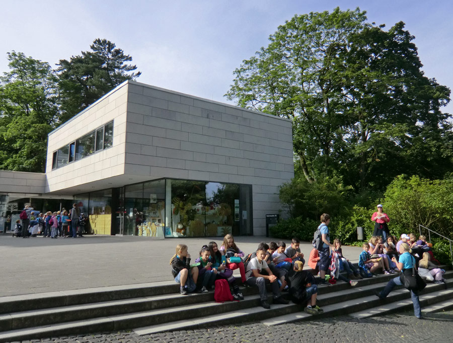 Besuchergruppen am 2. Juli 2012 vor dem Zoo Wuppertal