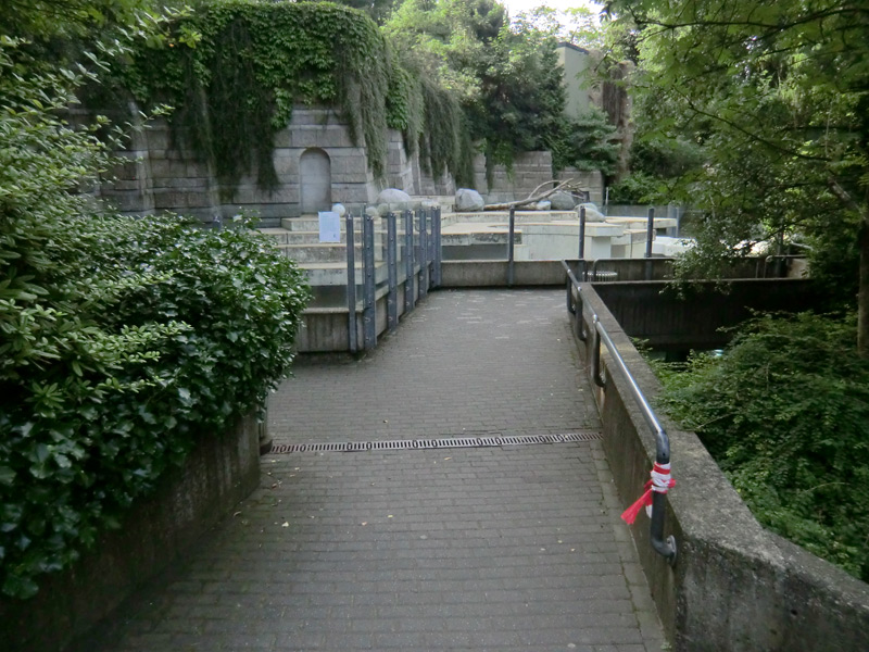 Leere große Freianlage für Eisbären am 2. Juli 2012 im Zoo Wuppertal