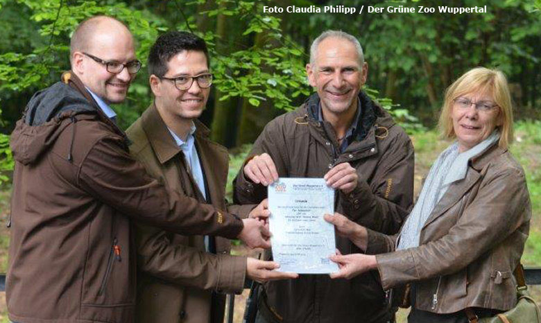 Überreichung der Urkunde über die Wolfspatenschaft am 19. Mai 2016 an der Wolfsanlage im Wuppertaler Zoo (Foto Claudia Philipp - Der Grüne Zoo Wuppertal)