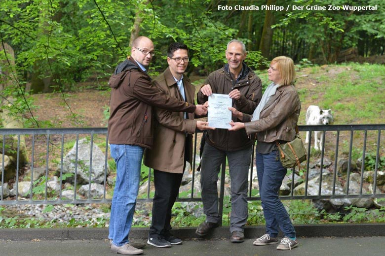 Überreichung der Urkunde über die Wolfspatenschaft am 19. Mai 2016 an der Wolfsanlage im Grünen Zoo Wuppertal (Foto Claudia Philipp - Der Grüne Zoo Wuppertal)