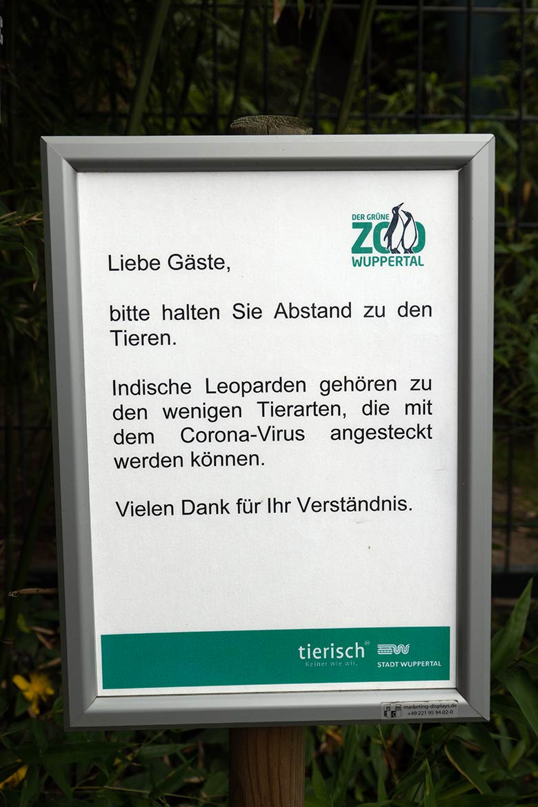 Aushang zur Möglichkeit der Ansteckung von Indischen Leoparden mit dem Corona-Virus am Gehege der Indischen Leoparden am 16. Juli 2021 im Grünen Zoo Wuppertal