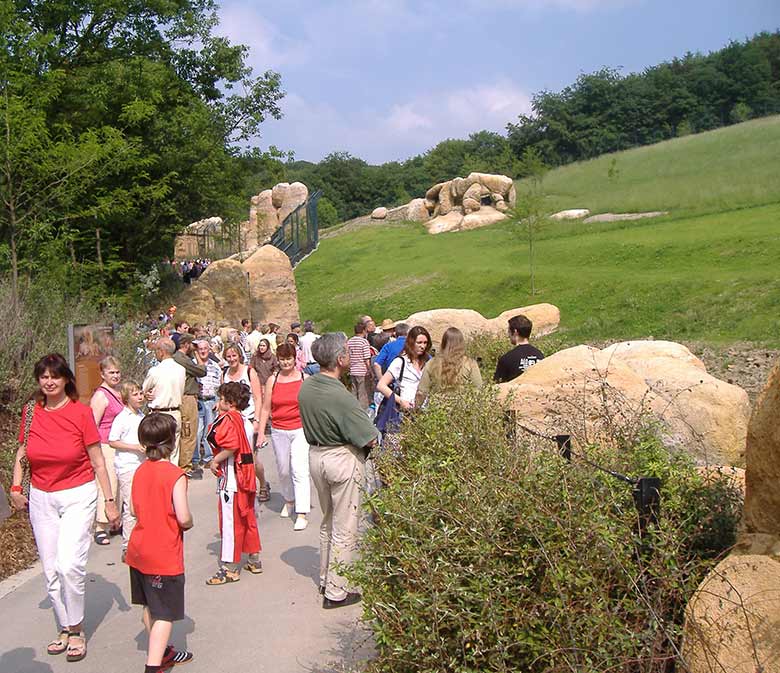 Blick vom Besucher-Weg auf den Spähfelsen auf der neue Löwen-Savanne am Tag der offiziellen Eröffnung der Löwen-Anlage am 24. Mai 2007 im Zoo Wuppertal