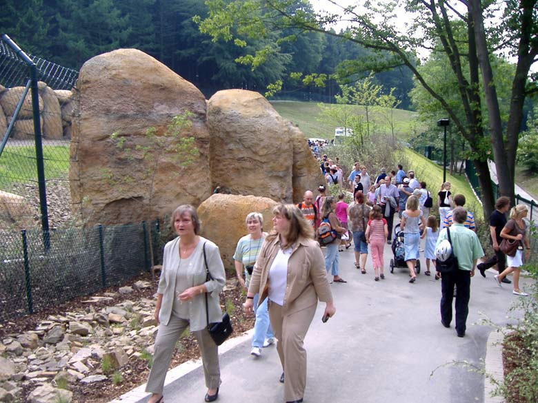 Besucher/innen am Tag der offiziellen Eröffnung der Löwensavanne am 24. Mai 2007 im Wuppertaler Zoo