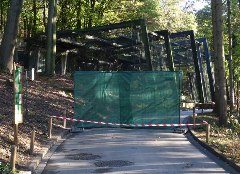 Blick aus Richtung des Schneeleoparden-Geheges am 4. Oktober 2016 zur Absperrung der Baustelle der neuen Schneeleoparden-Anlage im Zoo Wuppertal