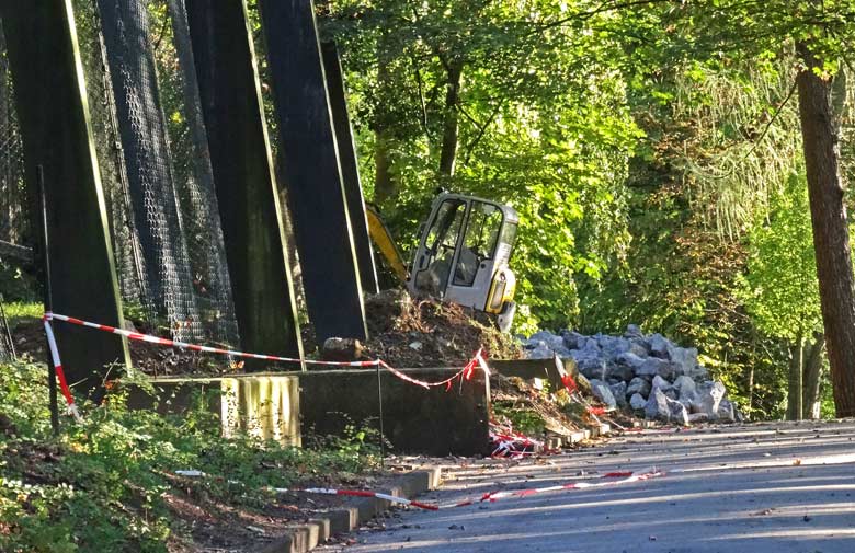 Blick aus Richtung des Schneeleoparden-Geheges am 4. Oktober 2016 auf neu angelieferte Steine an der Baustelle der neuen Schneeleoparden-Anlage im Wuppertaler Zoo