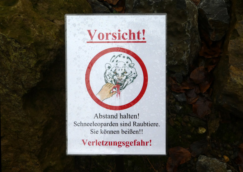 Warnschild vor beißenden Schneeleoparden vor der Außenanlage der Schneeleoparden im Zoo Wuppertal