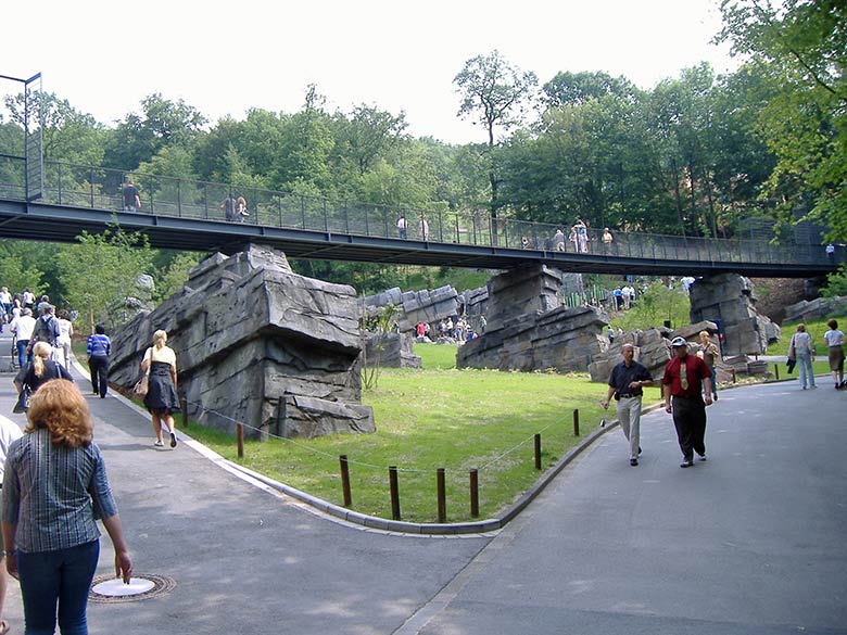 Blick innerhalb des Zoos auf die neue Samba-Brücke am Tag der offiziellen Eröffnung der Tiger-Anlage am 24. Mai 2007 im Zoologischen Garten Wuppertal