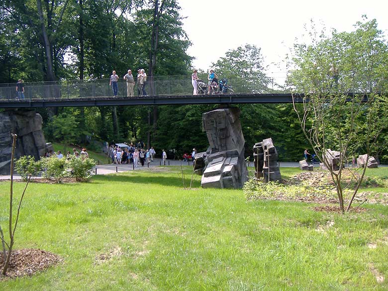 Blick innerhalb des Zoos auf die neue Samba-Brücke am Tag der offiziellen Eröffnung der Tiger-Anlage am 24. Mai 2007 im Zoo Wuppertal