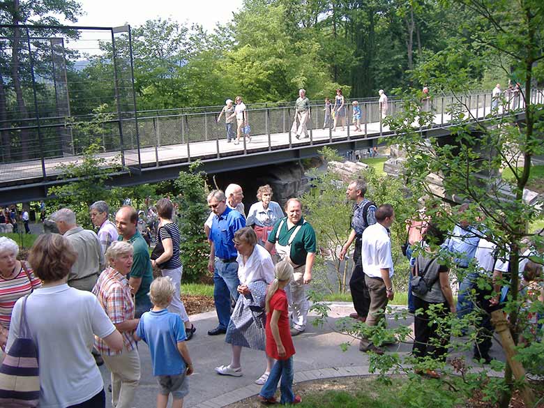 Blick innerhalb des Zoos auf die neue Samba-Brücke am Tag der offiziellen Eröffnung der Tiger-Anlage am 24. Mai 2007 im Wuppertaler Zoo