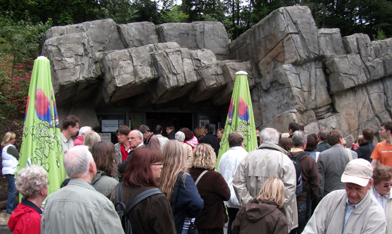 Wartende vor dem Sibirischen Tigerbaby Tschuna im Wuppertaler Zoo am 10. September 2010