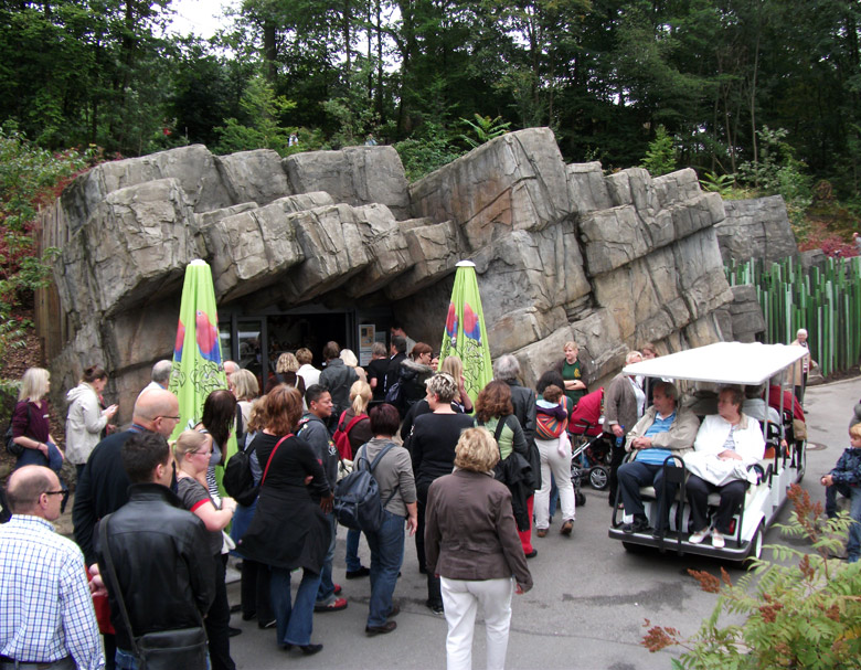 Zoo-Besucher/innen vor dem Kiosk im Tigertal im Zoo Wuppertal am 10. September 2010