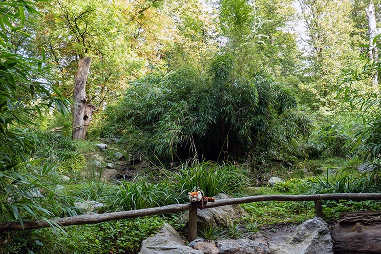 Kleiner Panda-Stofftier am 27. September 2023 auf dem Geländer an der neuen Panda-Anlage im Grünen Zoo Wuppertal