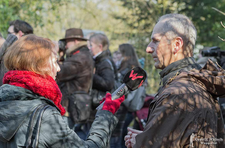 Reporterin von Radio Wuppertal mit Zoodirektor Dr. Arne Lawrenz am 17. März 2016 im Zoo Wuppertal (Foto Gerrit Nitsch)