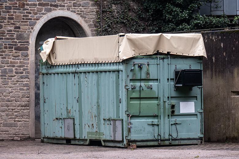 Transport-Container für die Afrikanische Elefanten-Kuh SWENI am 17. April 2024 vor dem Elefanten-Haus auf der ehemaligen Bullen-Außenanlage im Wuppertaler Zoo