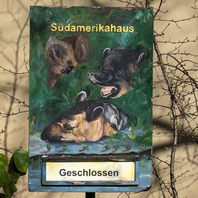 Schild 'Südamerikahaus Geschlossen' am 10. März 2025 neben dem Eingang zum Südamerika-Haus im Grünen Zoo Wuppertal