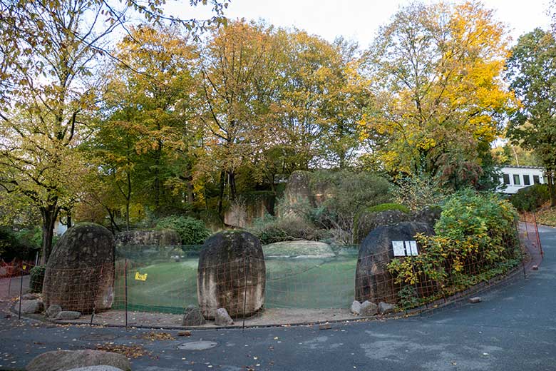 Aufgestellter Elektrozaun am Spätnachmittag des 31. Oktober 2023 rund um die Anlage der Brillenpinguine im Zoologischen Garten Wuppertal