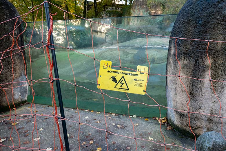 Aufgestellter Elektrozaun am Spätnachmittag des 31. Oktober 2023 rund um die Anlage der Brillenpinguine im Wuppertaler Zoo