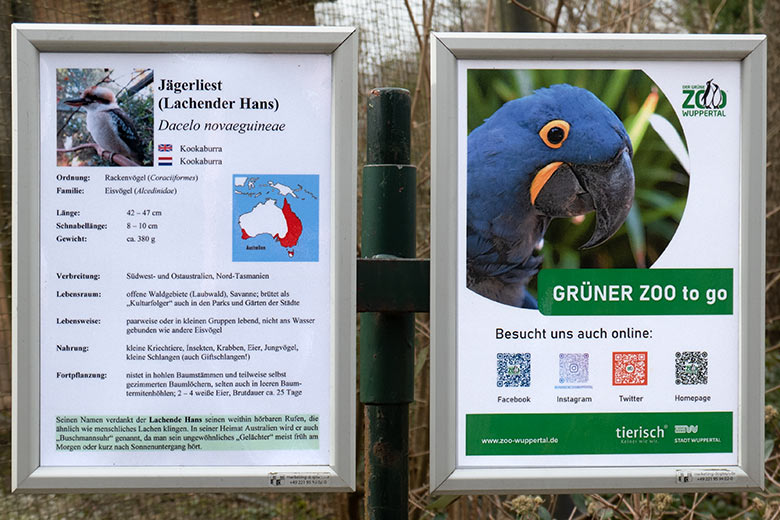 Ausschilderung der Vogelart Jägerliest am 22. März 2023 vor der Außenvoliere im Grünen Zoo Wuppertal