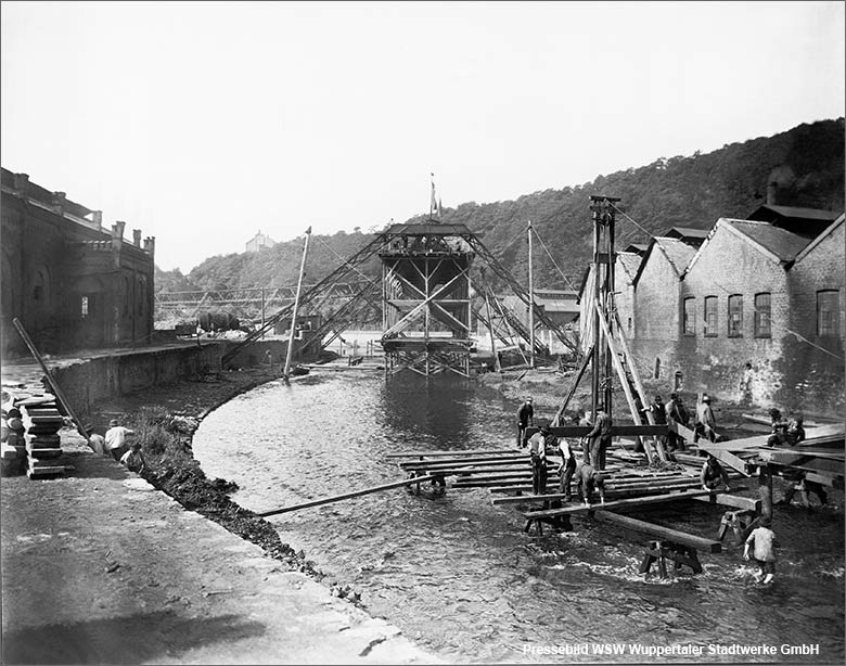 Fundament-Arbeiten in der Wupper im Jahr 1898 zwischen der Haltestelle Zoo und der Haltestelle Varresbeck (Pressebild WSW Wuppertaler Stadtwerke GmbH)