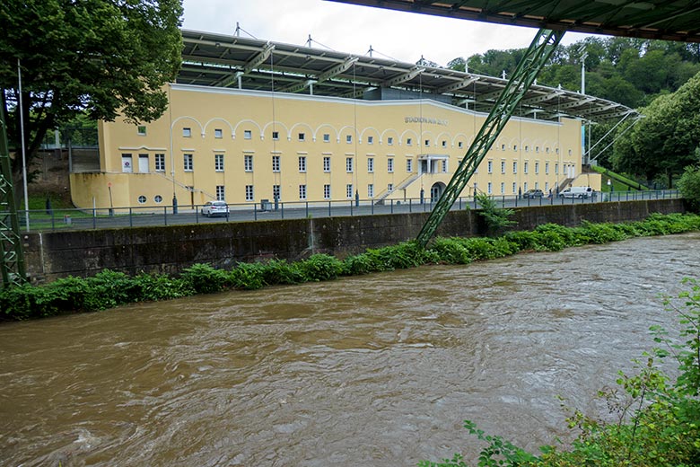 Wupper mit Hochwasser am 15. Juli 2021 vor dem Stadion am Zoo