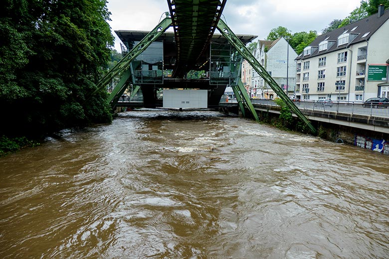 Wupper mit Hochwasser am 15. Juli 2021 an der Schwebebahn-Haltestelle Zoo/Stadion