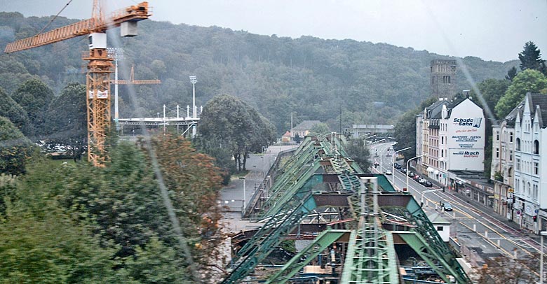 Neubau der Schwebebahnhaltestelle im Oktober 2002