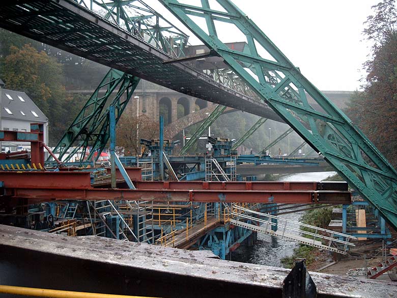 Neubau der Schwebebahnhaltestelle im Oktober 2002