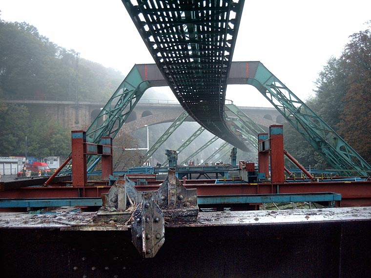 Neubau der Schwebebahnhaltestelle im Oktober 2002