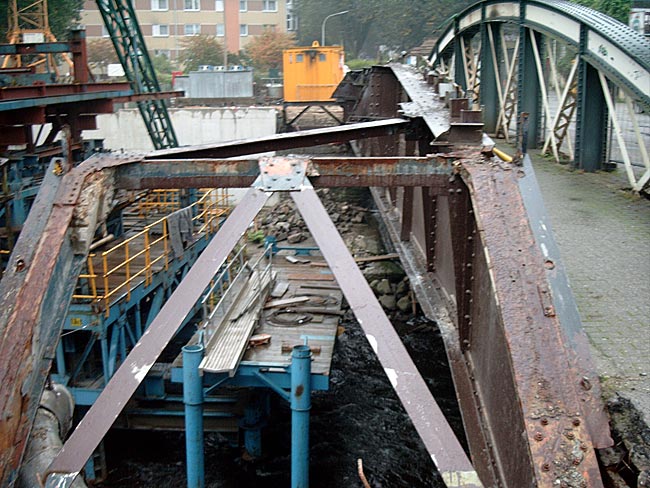 Neubau der Schwebebahnhaltestelle im Oktober 2002