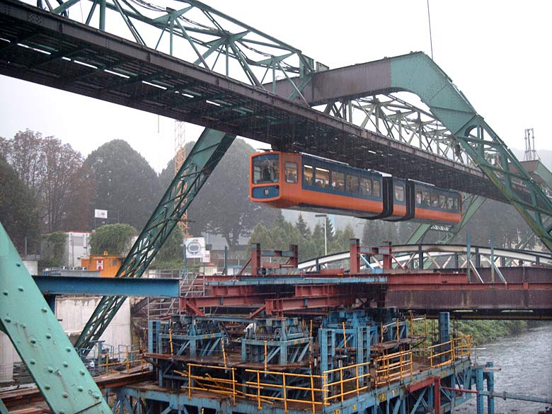 Neubau der Schwebebahnhaltestelle im Oktober 2002