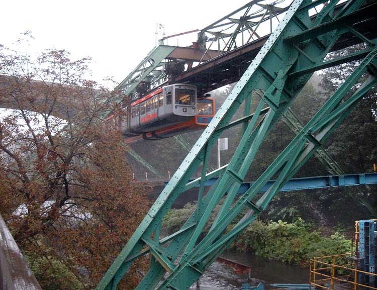 Neubau der Schwebebahnhaltestelle im Oktober 2002