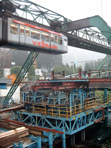 Neubau der Schwebebahnhaltestelle im Oktober 2002