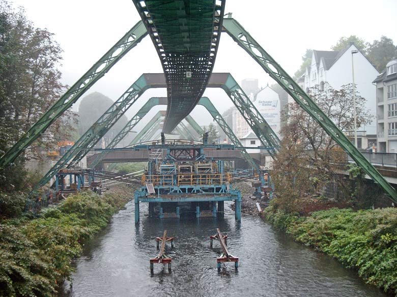 Neubau der Schwebebahnhaltestelle im Oktober 2002