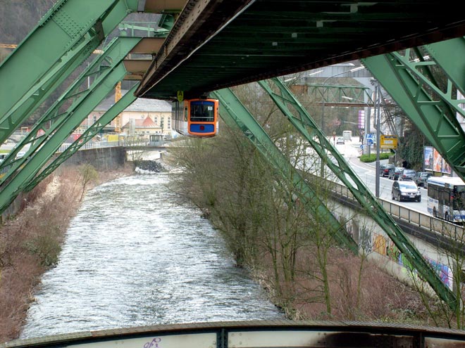 Die Schwebebahn auf dem Weg nach Vohwinkel