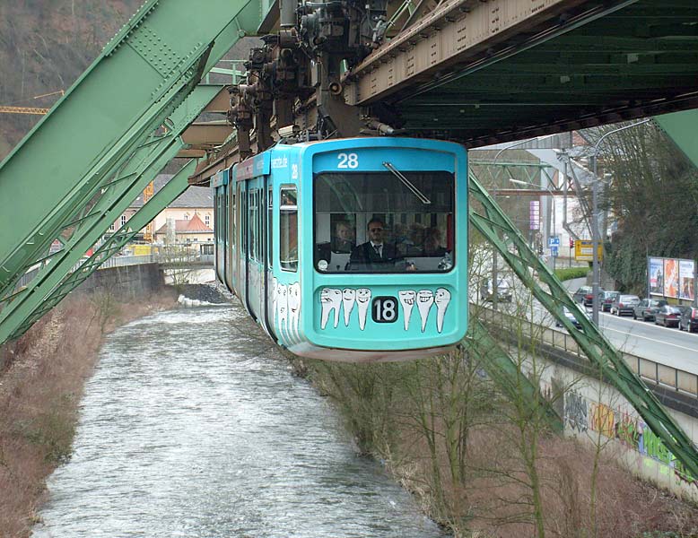 Schwebebahn vor der Einfahrt in die Haltestelle Zoo/Stadion am 29. März 2008