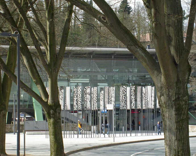 Fahnen vor der Haltestelle Zoo/Stadion