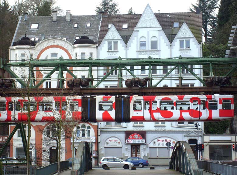 Schwebebahnwagen über der Kothener Brücke am 29. März 2008