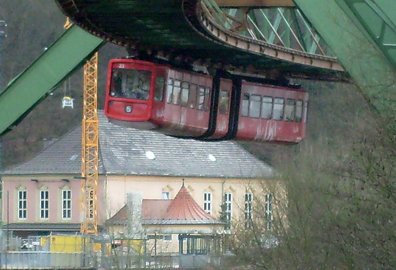 Schwebebahn beim Übergang von der Landstrecke zur Wasserstrecke