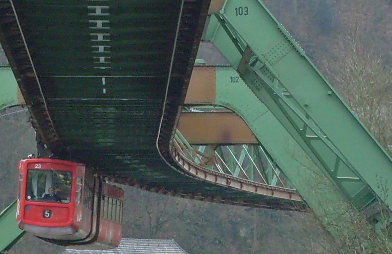 Schwebebahn beim Übergang von der Landstrecke zur Wasserstrecke