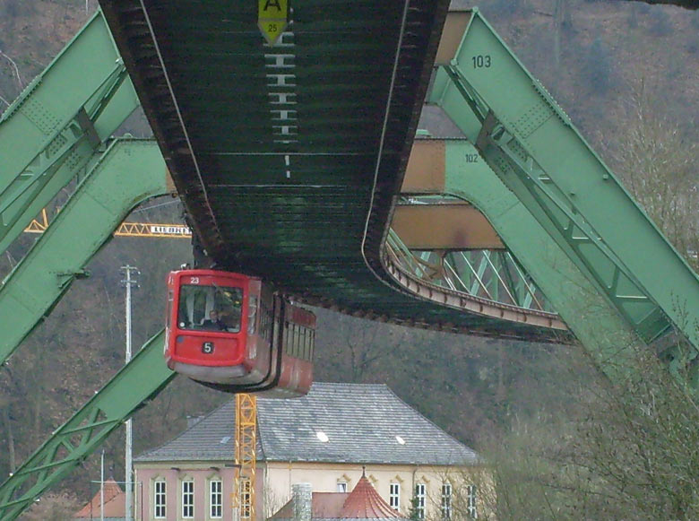 Schwebebahn beim Übergang von der Landstrecke zur Wasserstrecke