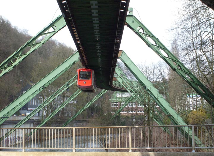 Schwebebahn vor der neuen Brücke an der Siegfriedstraße