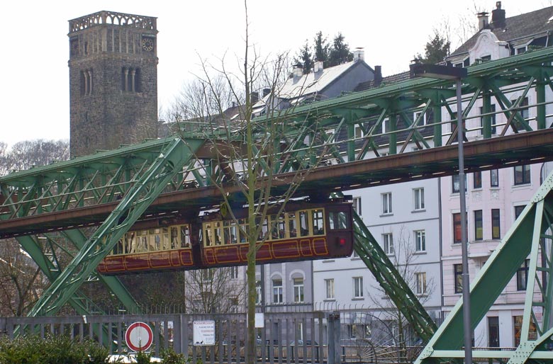 Der Kaiserwagen der Wuppertaler Schwebebahn neben der Sonnborner Straße am 29. März 2008