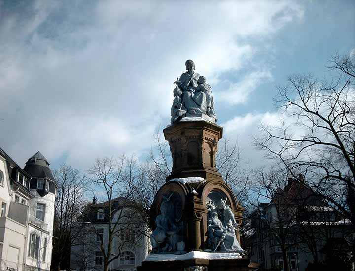 Der Märchenbrunnen im Wuppertaler Zooviertel im März 2005